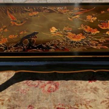 Tavolino orientale dorato da salotto